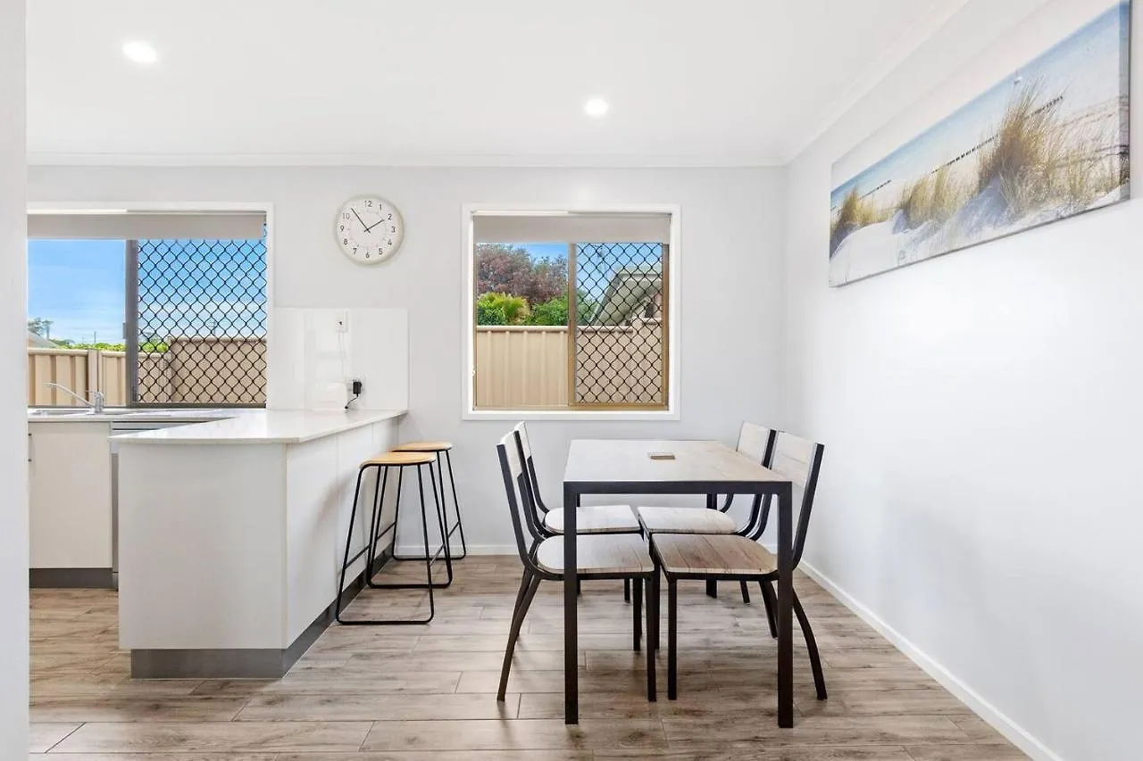 'The Aussie Classic' Poolside Living By The Marina Hervey Bay