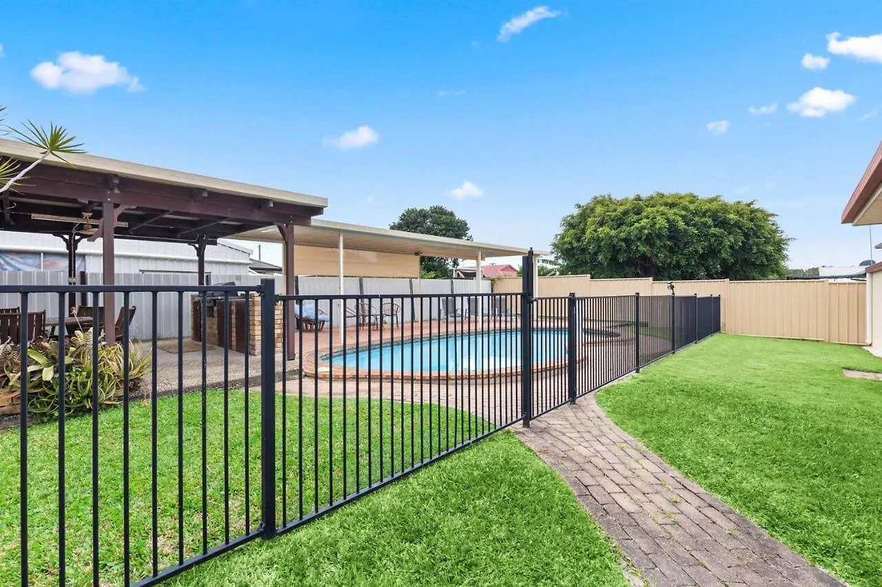 'The Aussie Classic' Poolside Living By The Marina Hervey Bay Holiday home