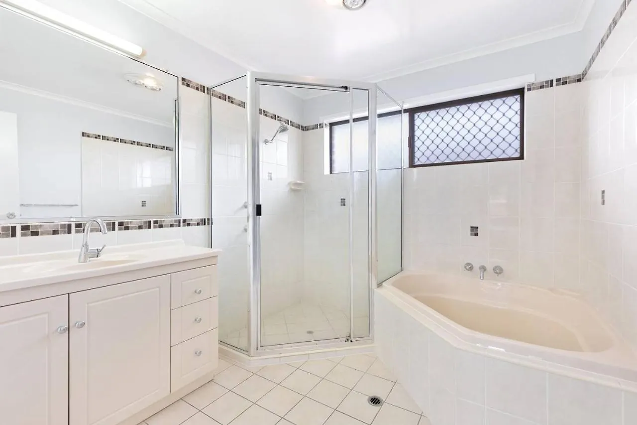 'The Aussie Classic' Poolside Living By The Marina Hervey Bay Holiday home